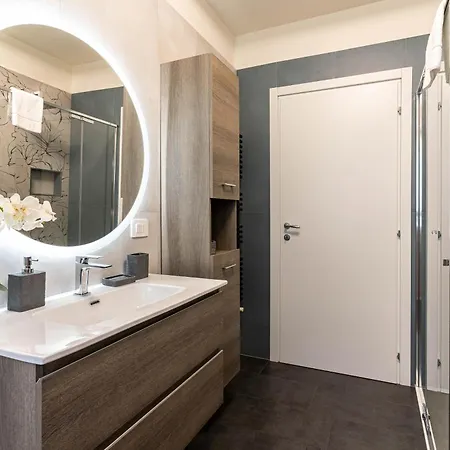 Newly Apt, Free Big Garage, Self Check-in & Access Como